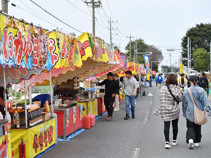 屋台が並び道行く人でにぎわうコスモス街道